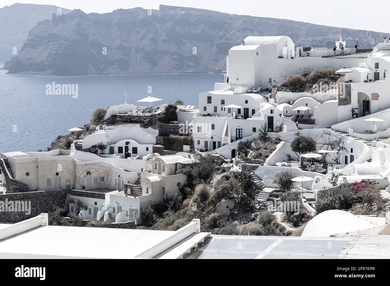 Vista panoramica di Oia sull'isola di Santorini con le tradizionali case bianche e cicladiche e le chiese con cupole blu sulla Caldera, Mar Egeo, Grecia, Foto Stock