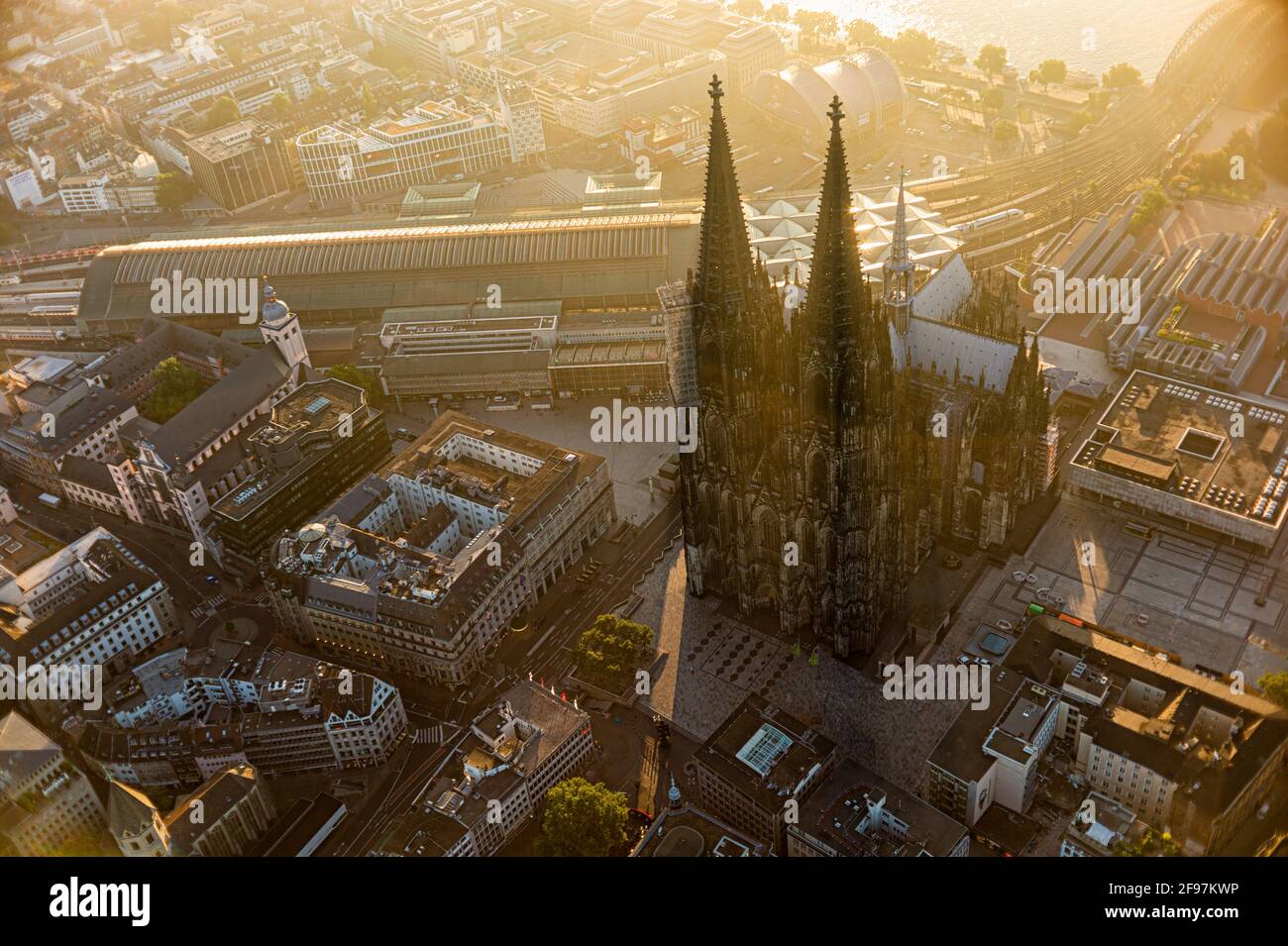 Cattedrale di Colonia (Kölner Dom), da una superficie più alta: Catturata 'in aria' via Zeppelin la mattina presto subito dopo l'alba. Foto Stock