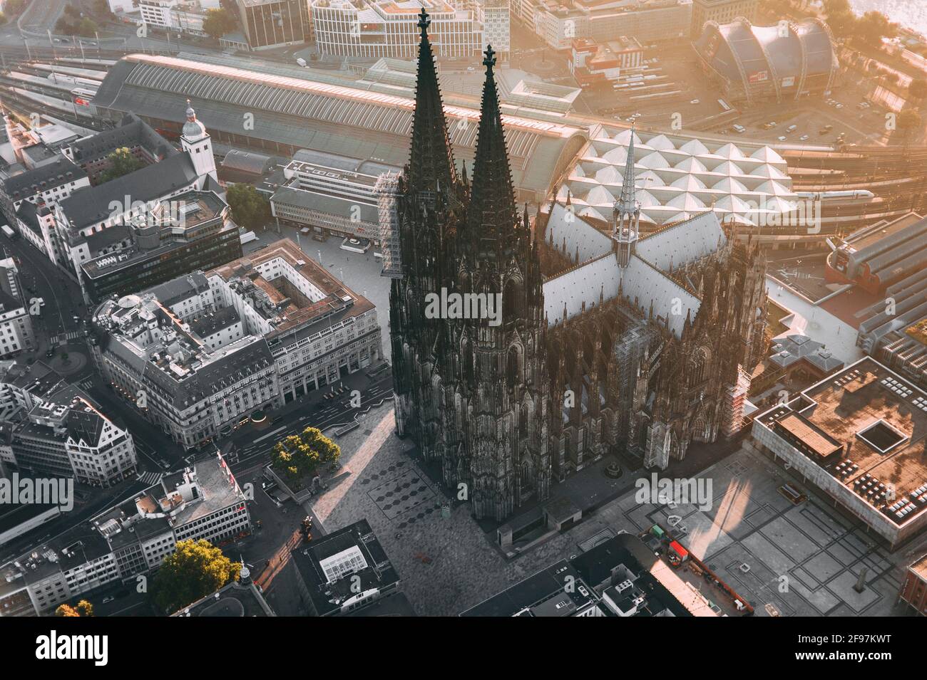 Cattedrale di Colonia (Kölner Dom), da una superficie più alta: Catturata 'in aria' via Zeppelin la mattina presto subito dopo l'alba. Foto Stock