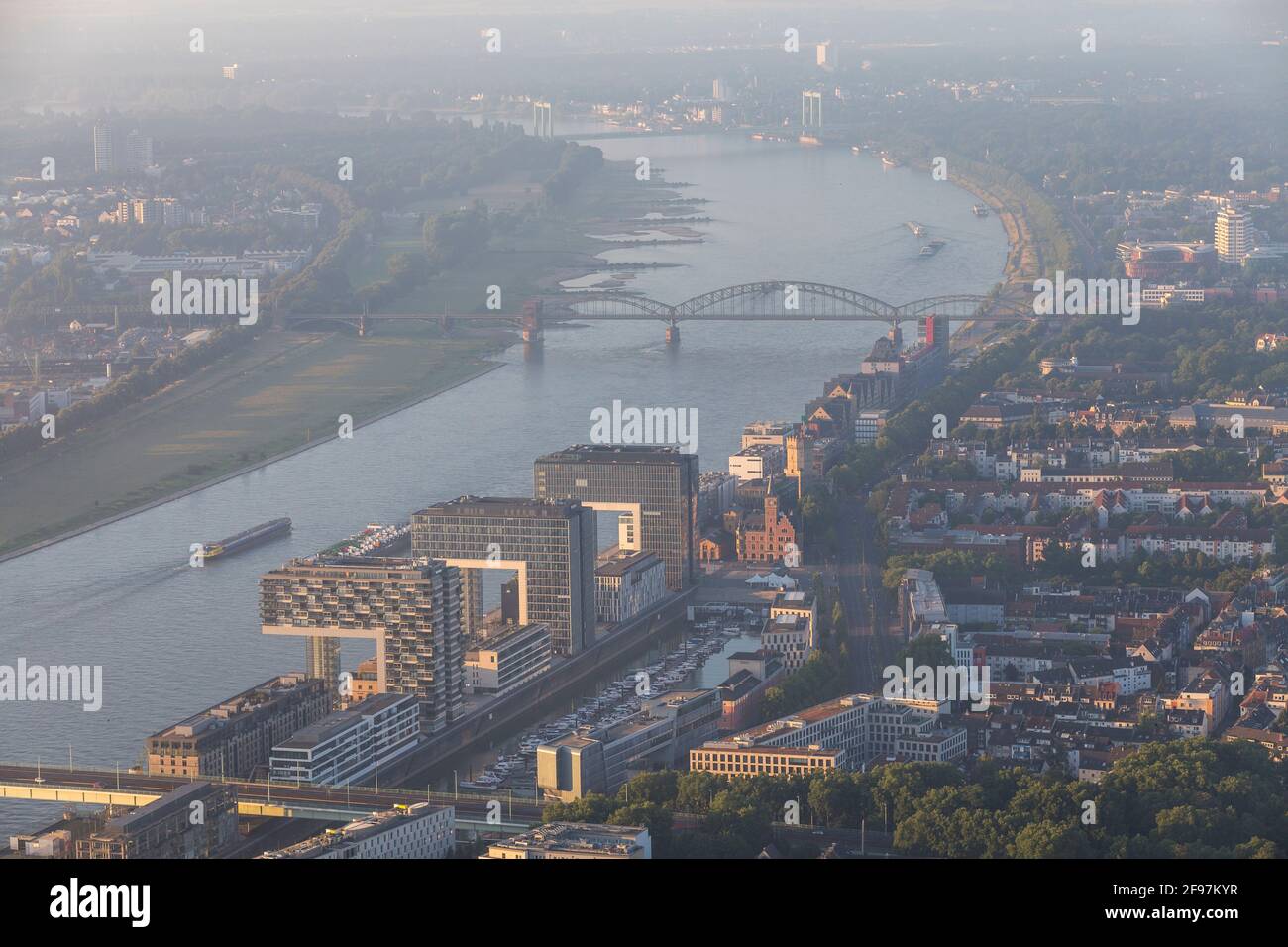 'Kranhäuser' e il fiume reno a Colonia, in Germania, da una superficie più alta: Catturato 'in aria' via Zeppelin la mattina presto subito dopo l'alba. Foto Stock