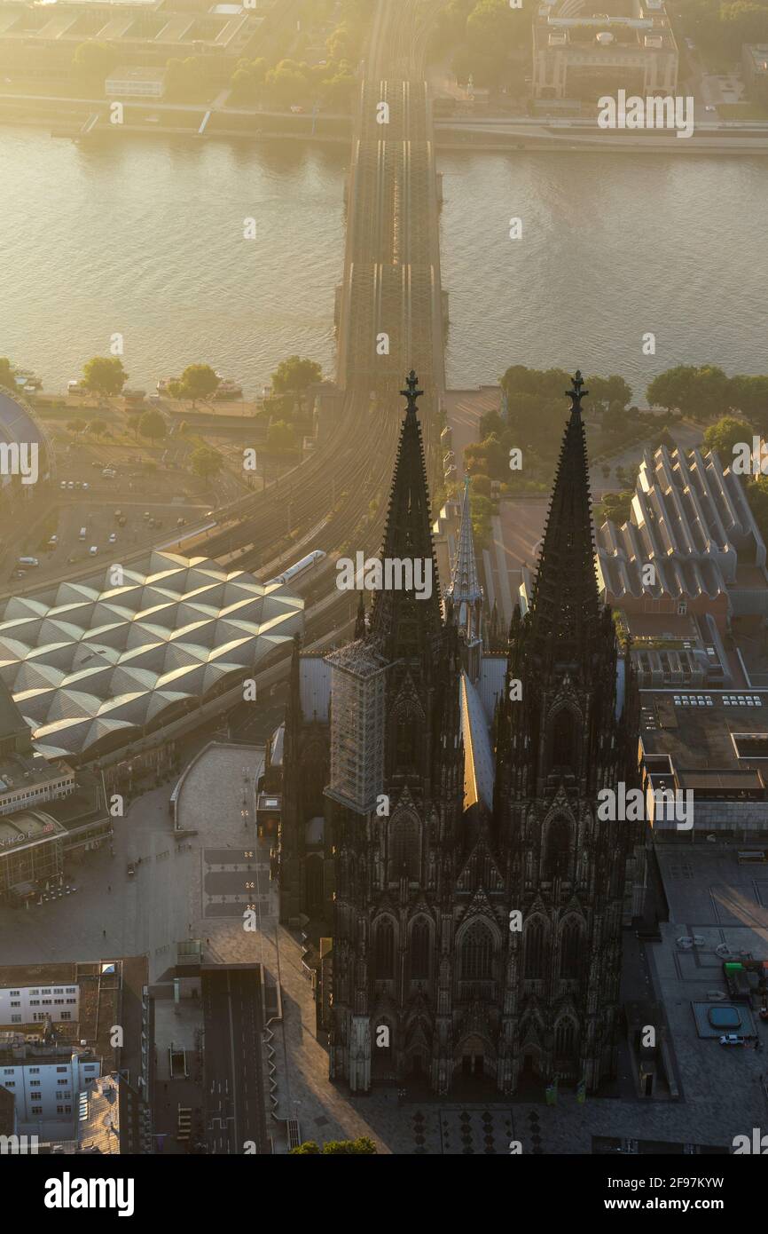 Cattedrale di Colonia (Kölner Dom), da una superficie più alta: Catturata 'in aria' via Zeppelin la mattina presto subito dopo l'alba. Foto Stock