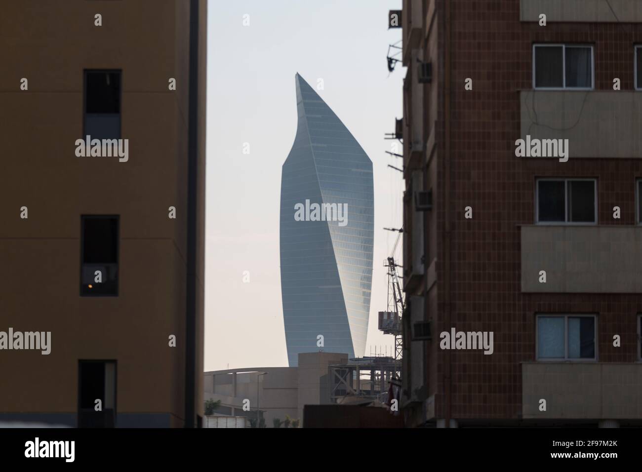 La Torre al Hamra al tramonto a Kuwait City, Medio Oriente - edificio più alto e una delle attrazioni architettoniche della città del Kuwait Foto Stock