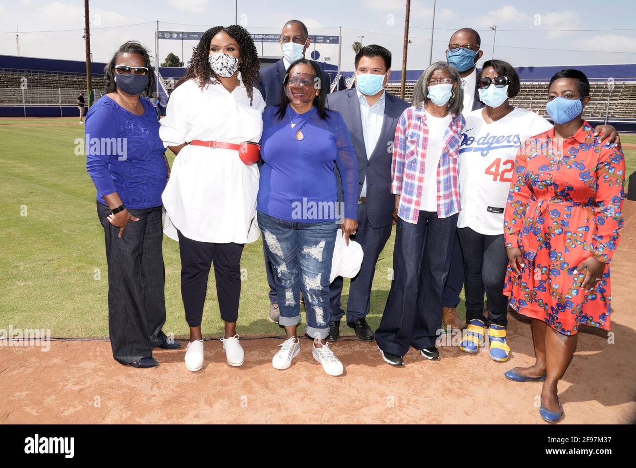 Nichol Whiteman, direttore esecutivo della Los Angeles Dodgers Foundation (a sinistra 0 si pone con i membri del Compton City Council, compreso il sindaco Aja Brow Foto Stock