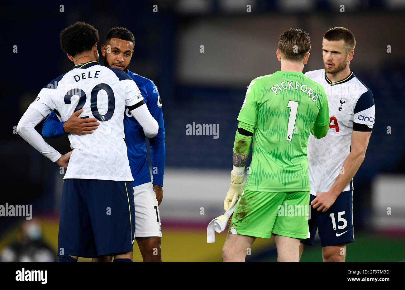 Il DELE Alli di Tottenham Hotspur (20) abbraccia il re Joshua di Everton, mentre il portiere di Everton Jordan Pickford (1) e l'Eric Dier di Tottenham Hotspur (a destra) stringono le mani dopo la partita della Premier League al Goodison Park di Liverpool. Data immagine: Venerdì 16 aprile 2021. Foto Stock