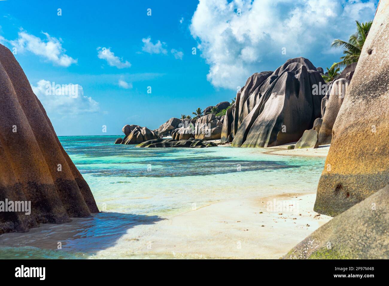 Scena tipica delle Seychelles: Acqua turqoise cristallina, sabbia bianca, Palme - tutto sembra un sogno Foto Stock