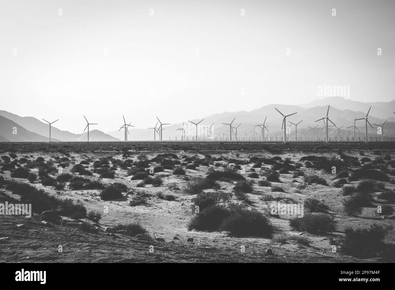 Colpo bianco e nero di turbine di mulini a vento per la produzione di energia elettrica, vicino a Palm Springs, California, Stati Uniti. Semplice di energia pulita Foto Stock