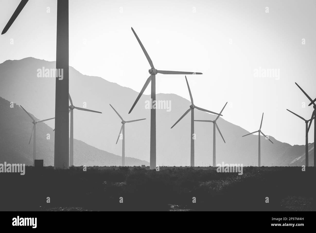 Colpo bianco e nero di turbine di mulini a vento per la produzione di energia elettrica, vicino a Palm Springs, California, Stati Uniti. Semplice di energia pulita Foto Stock