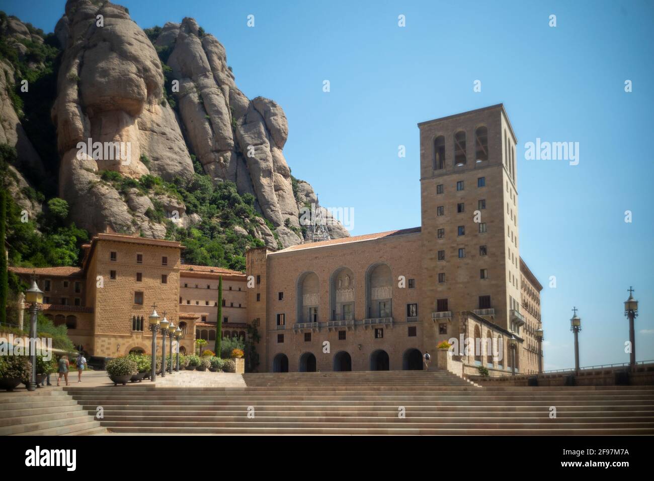 Non molto turismo al monastero Montserrat a Monistrol - ci sono regolarmente 10.000 persone al giorno - durante Corona c'erano solo circa 40 persone in tutta la zona. Catalogna, Spagna Foto Stock