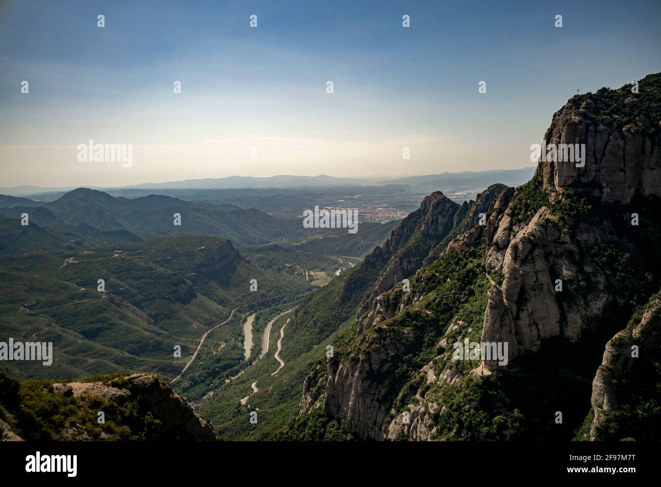 Non molto turismo al monastero Montserrat a Monistrol - ci sono regolarmente 10.000 persone al giorno - durante Corona c'erano solo circa 40 persone in tutta la zona. Catalogna, Spagna Foto Stock