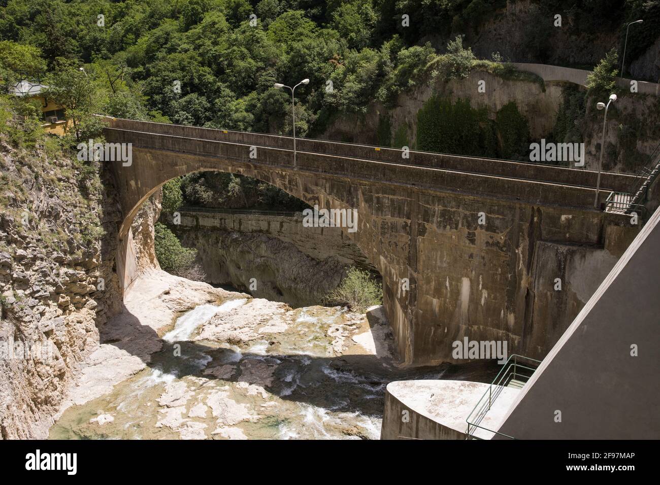 Vista sul fiume con una diga che blocca il flusso d'acqua Foto Stock