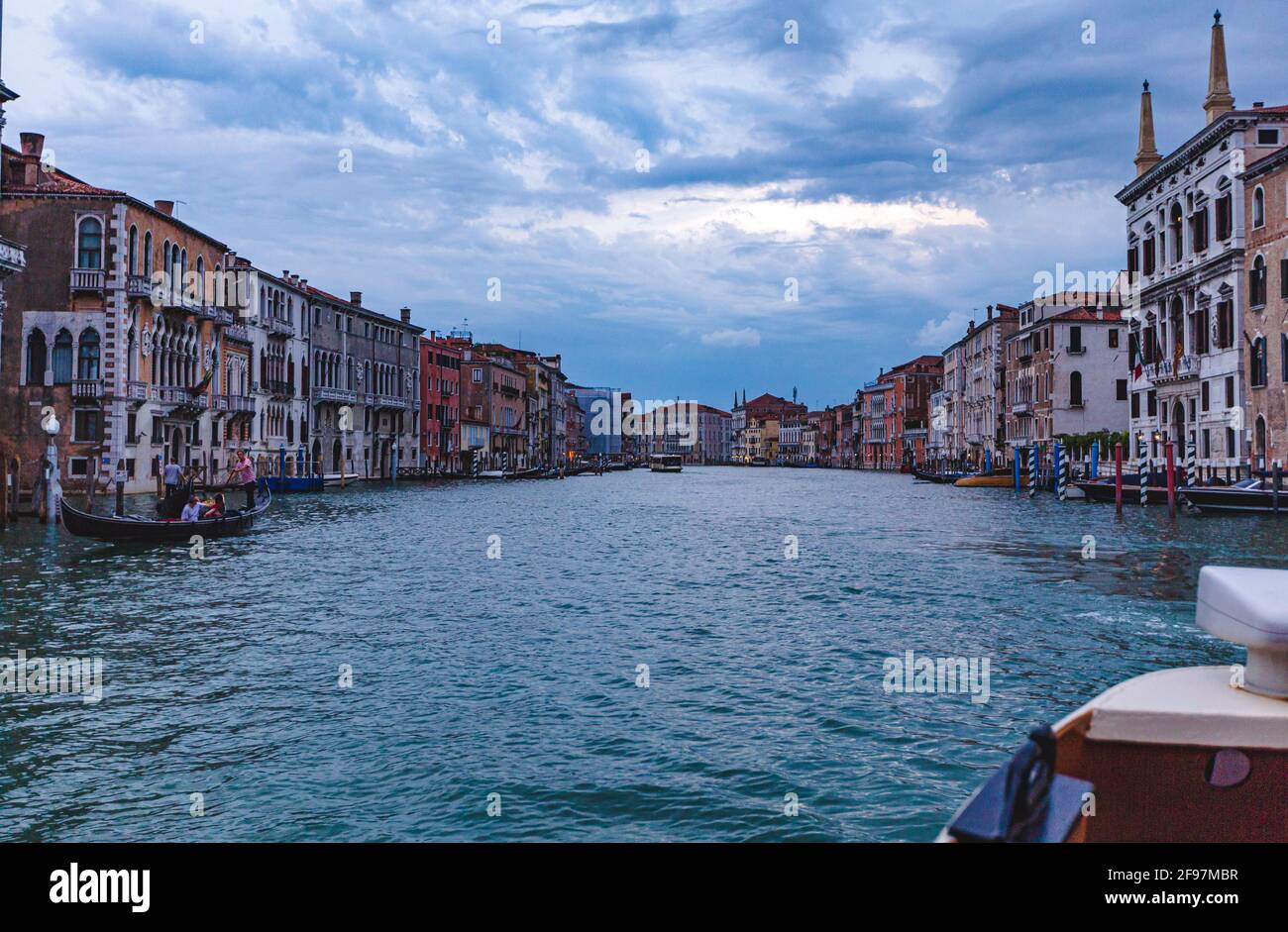 Bellissima via d'acqua presa da una barca Taxi e case colorate al Canal Grande (canale Grande) a Venezia, Italia Foto Stock