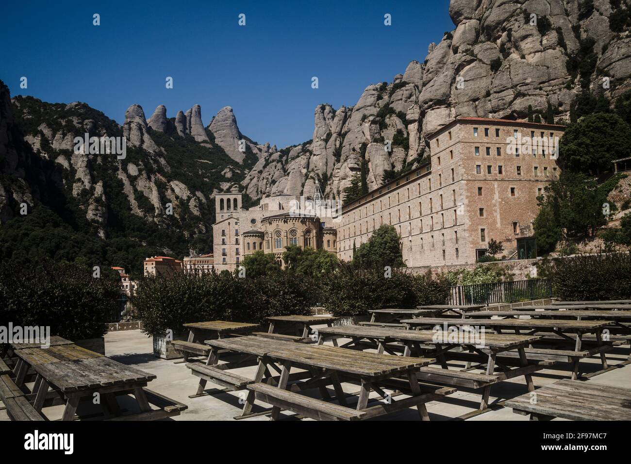 Non molto turismo al monastero Montserrat a Monistrol - ci sono regolarmente 10.000 persone al giorno - durante Corona c'erano solo circa 40 persone in tutta la zona. Catalogna, Spagna Foto Stock