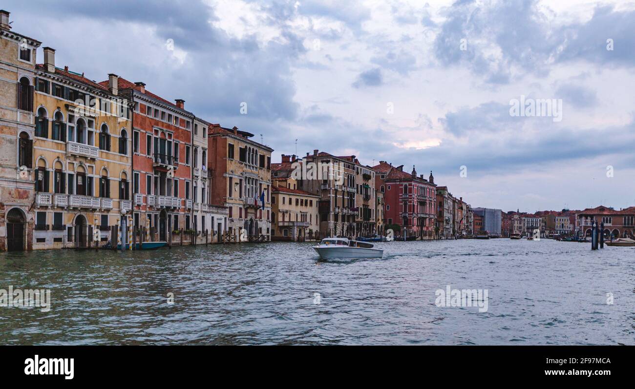 Bella via d'acqua con una barca Taxi e case colorate al Canal Grande (canale Grande) a Venezia, Italia Foto Stock