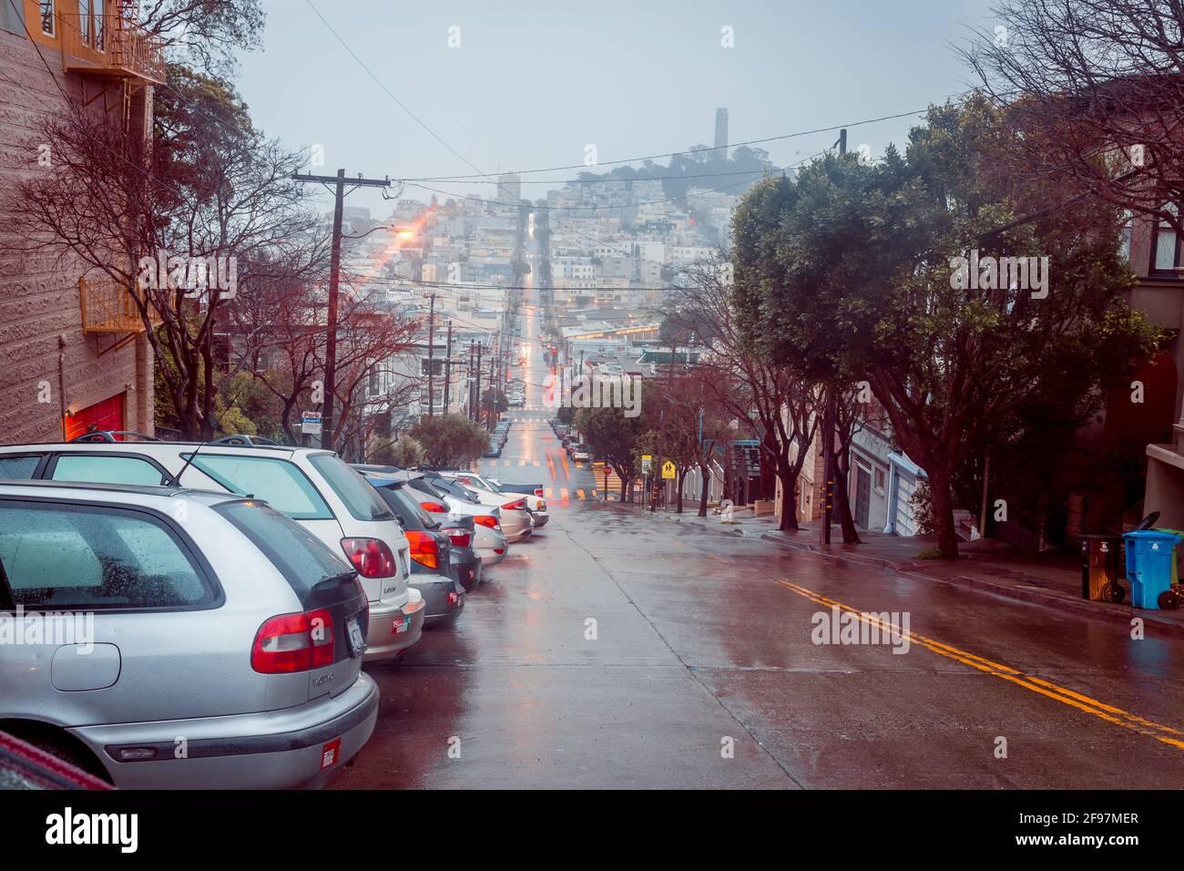 Lombard Street a San Francisco, California, Stati Uniti d'America in un giorno di pioggia Foto Stock