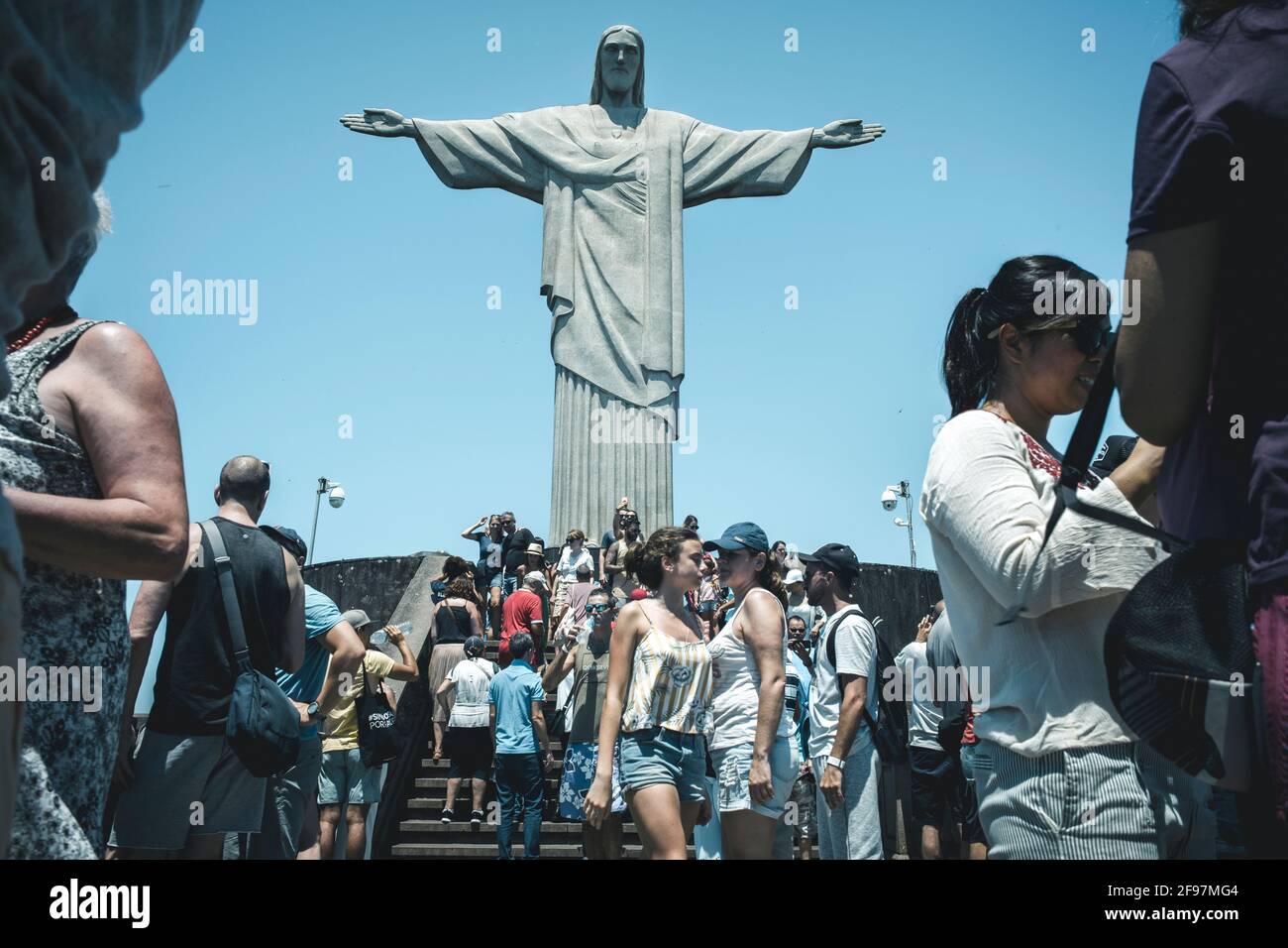 Un sacco di turisti vicino alla statua del Cristo Redentore (Christo Redentor) a Rio de Janeiro, Brasile, è un simbolo mondiale per la pace - colpo con Leica m10 Foto Stock