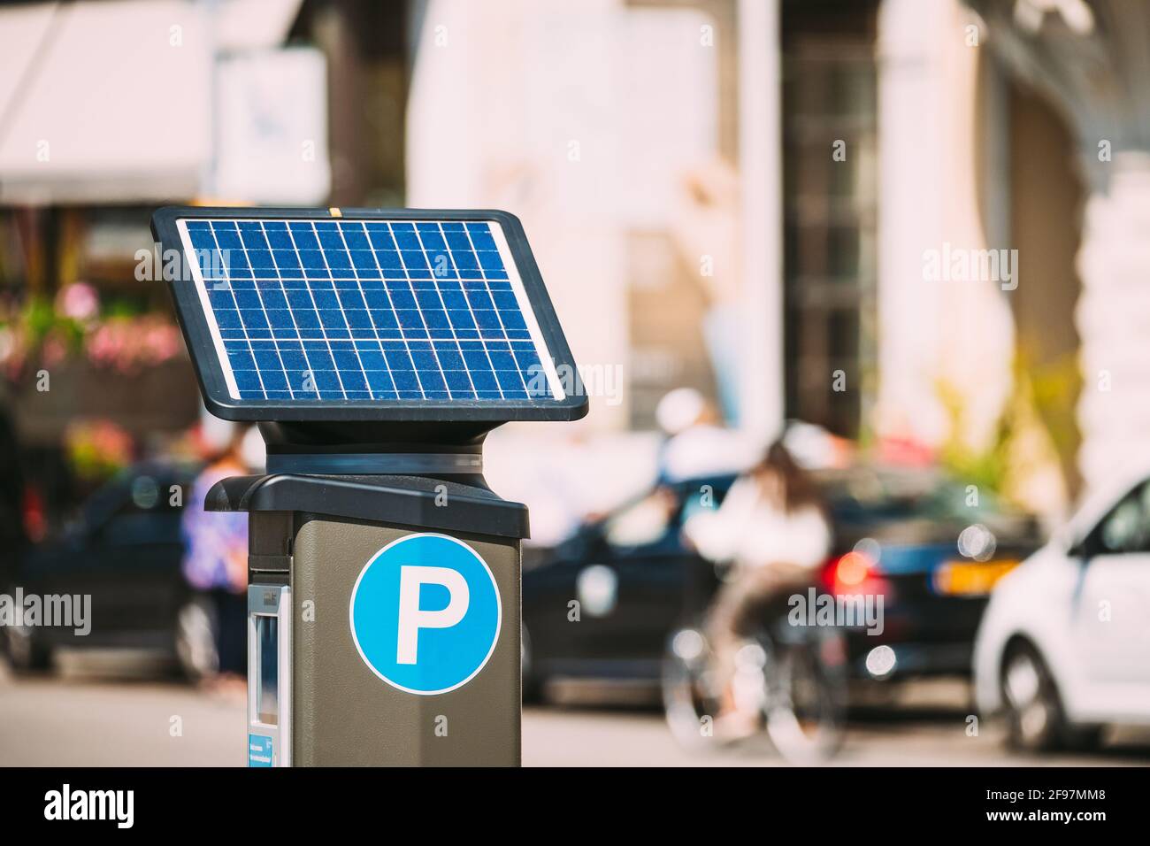 Stoccolma, Svezia. Macchina da parcheggio dotata DI batteria solare per la ricarica da luce solare. Pagamento elettronico che rilascia un permesso a. Foto Stock