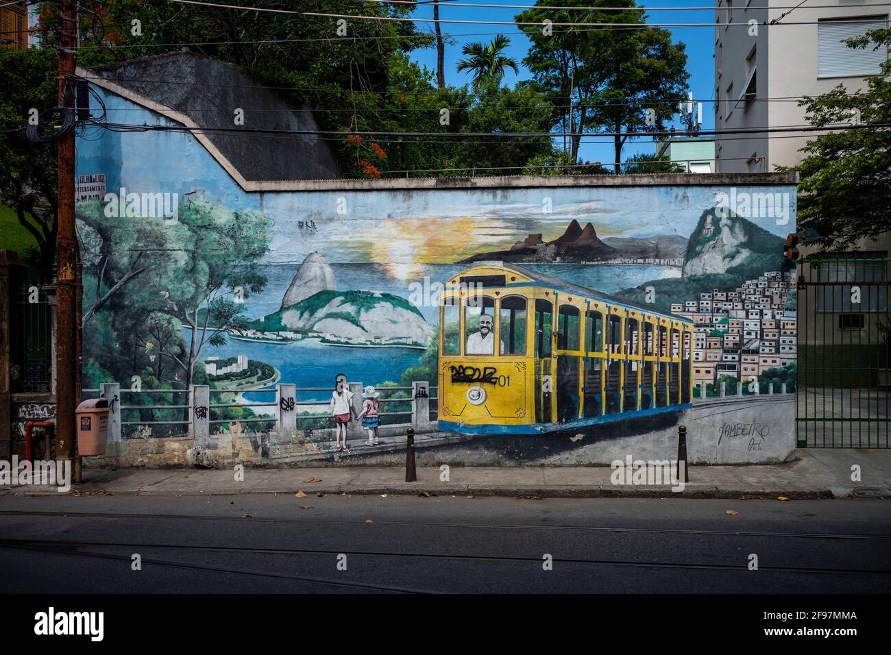 Graffiti di una scena di strada con il famoso Tram di Santa Teresa - una storica linea di tram a Rio de Janeiro, Brasile, la montagna di pan di zucchero sullo sfondo. Foto Stock
