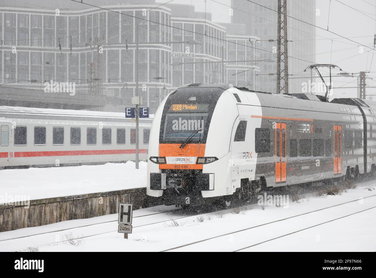 Essen, Nord Reno-Westfalia, Germania - inizio dell'inverno nella zona della Ruhr, stazione ferroviaria di Essen, molti treni sono in ritardo o cancellati a causa di ghiaccio e neve, RRX Rhein-Ruhr-Express RE6 corre a Minden. Foto Stock