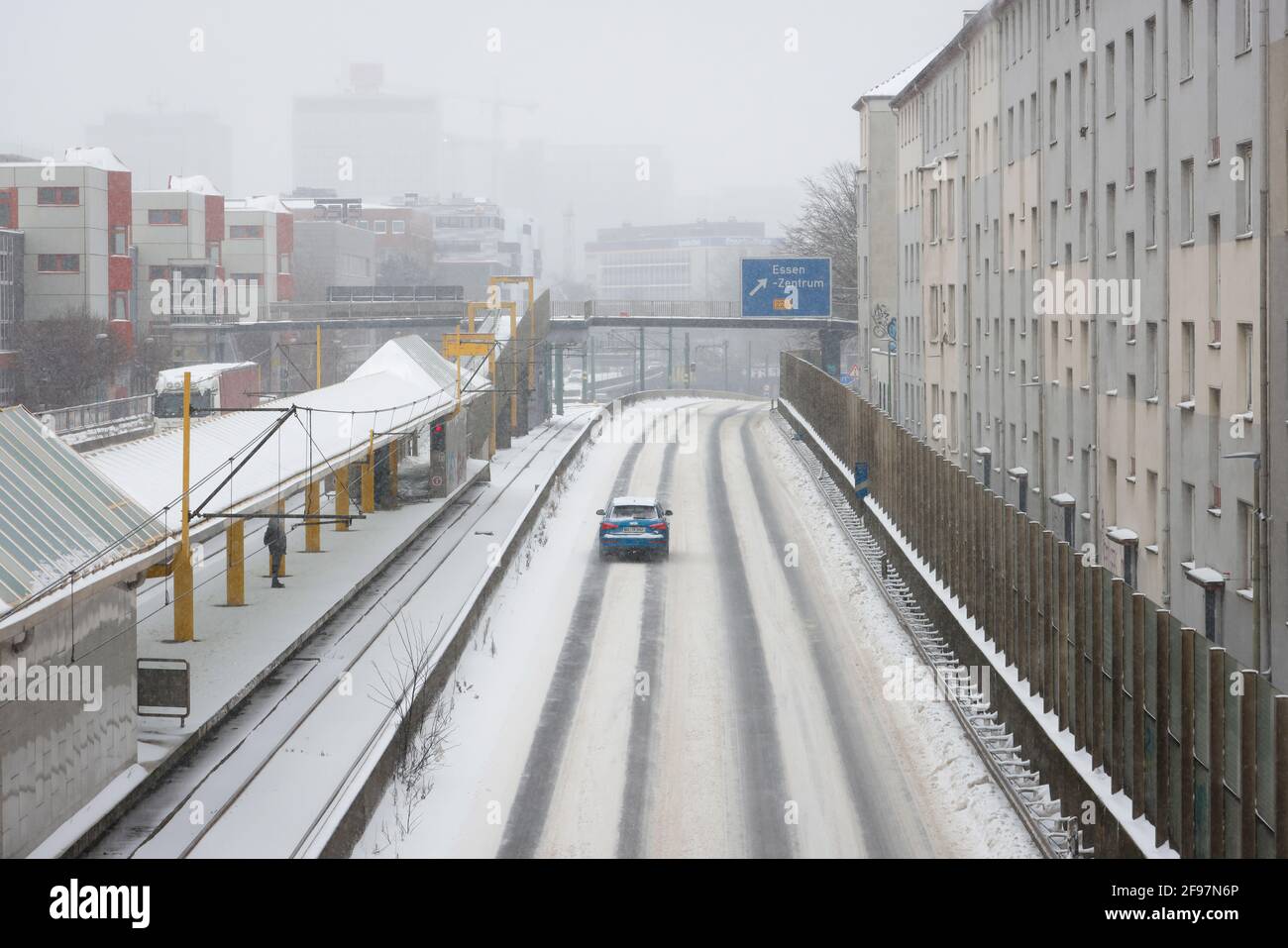 Essen, Renania Settentrionale-Vestfalia, Germania - inizio dell'inverno nella zona della Ruhr, poche auto guidano sull'autostrada A40 in ghiaccio e neve. Foto Stock