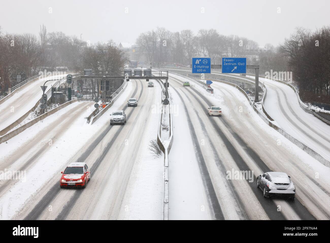 Essen, Renania Settentrionale-Vestfalia, Germania - inizio dell'inverno nella zona della Ruhr, poche auto guidano sull'autostrada A40 in ghiaccio e neve. Foto Stock