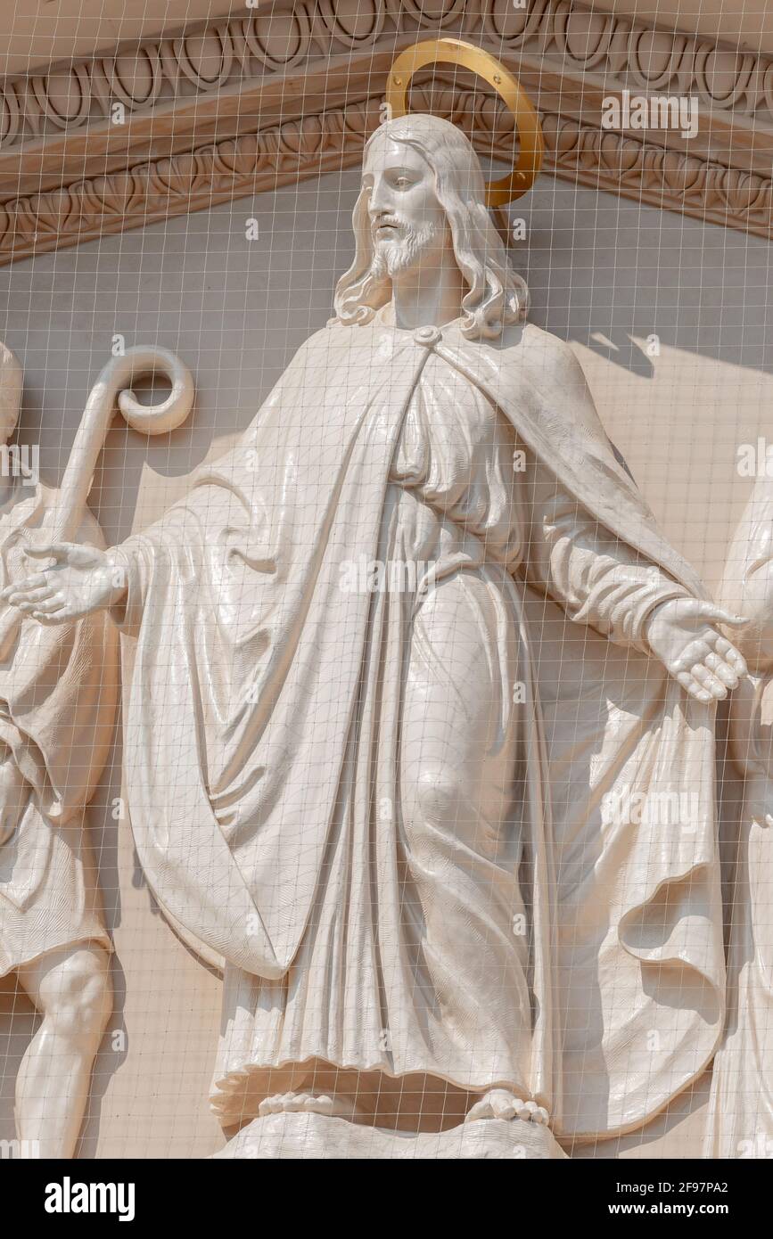 Bas rilievo scultura di Gesù Cristo e scena biblica al portale principale della chiesa evangelica San Nikolai a cielo blu, Potsdam, Germania, primo piano, Foto Stock