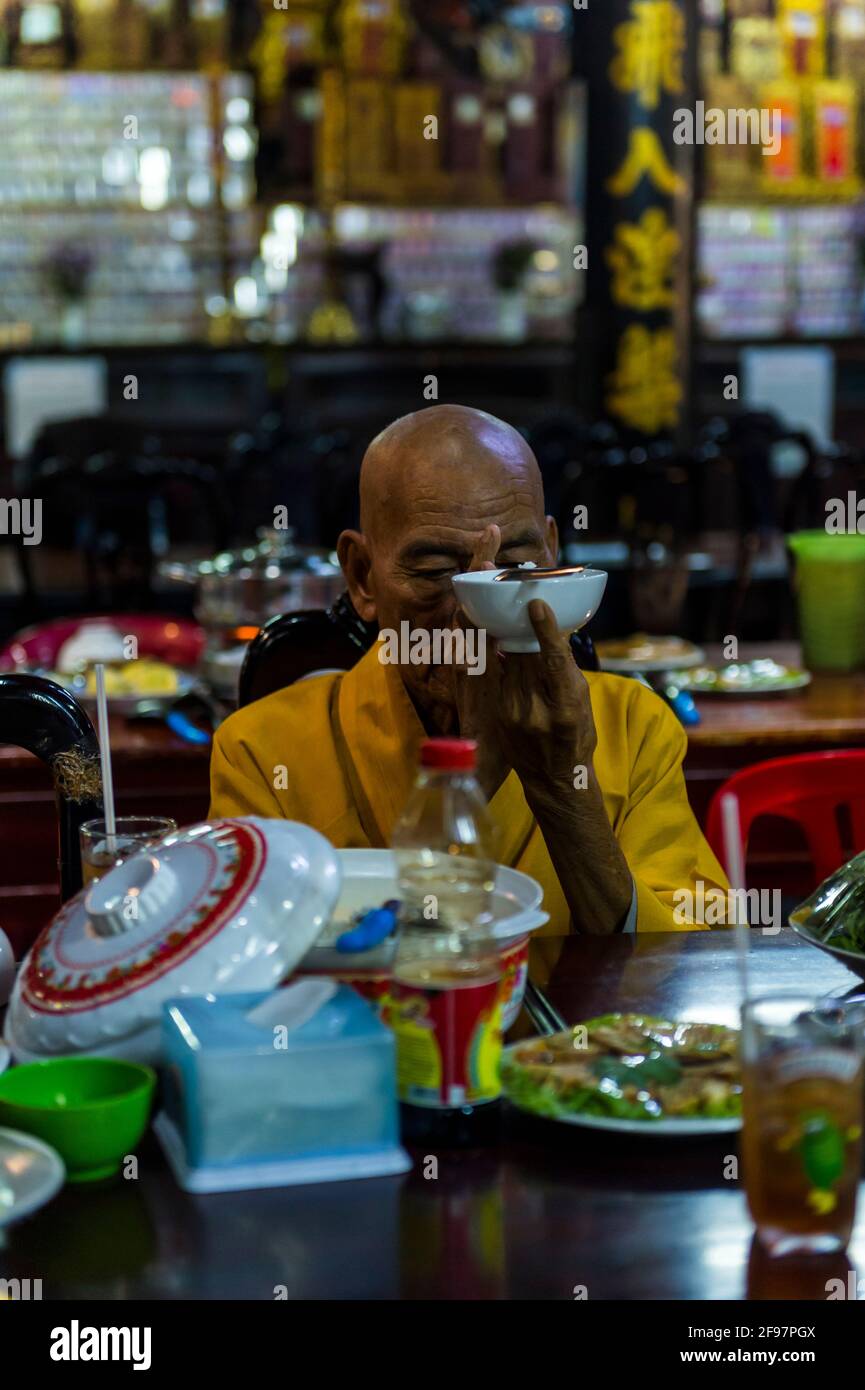 Vietnam, ho Chi Minh City, Chua Giac Lam Pagoda con la cerimonia di Vai Duoc su (Buddha di Medicina), monaci, cibo, preghiera, Foto Stock