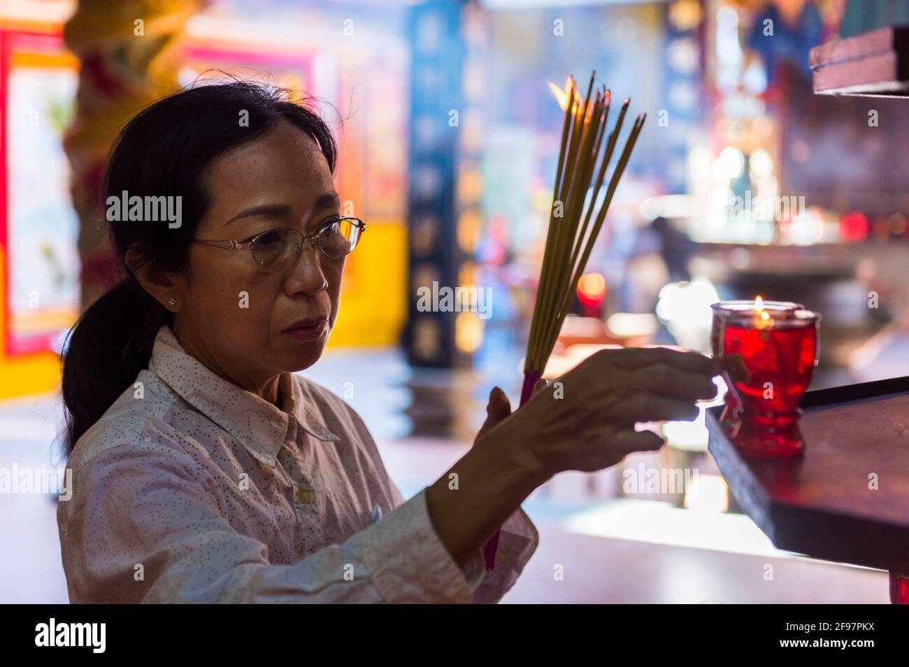Vietnam, ho Chi Minh City, il quartiere cinese Cholon con la Pagoda Thien Hau, donna anziana, bastoni di incenso, Foto Stock