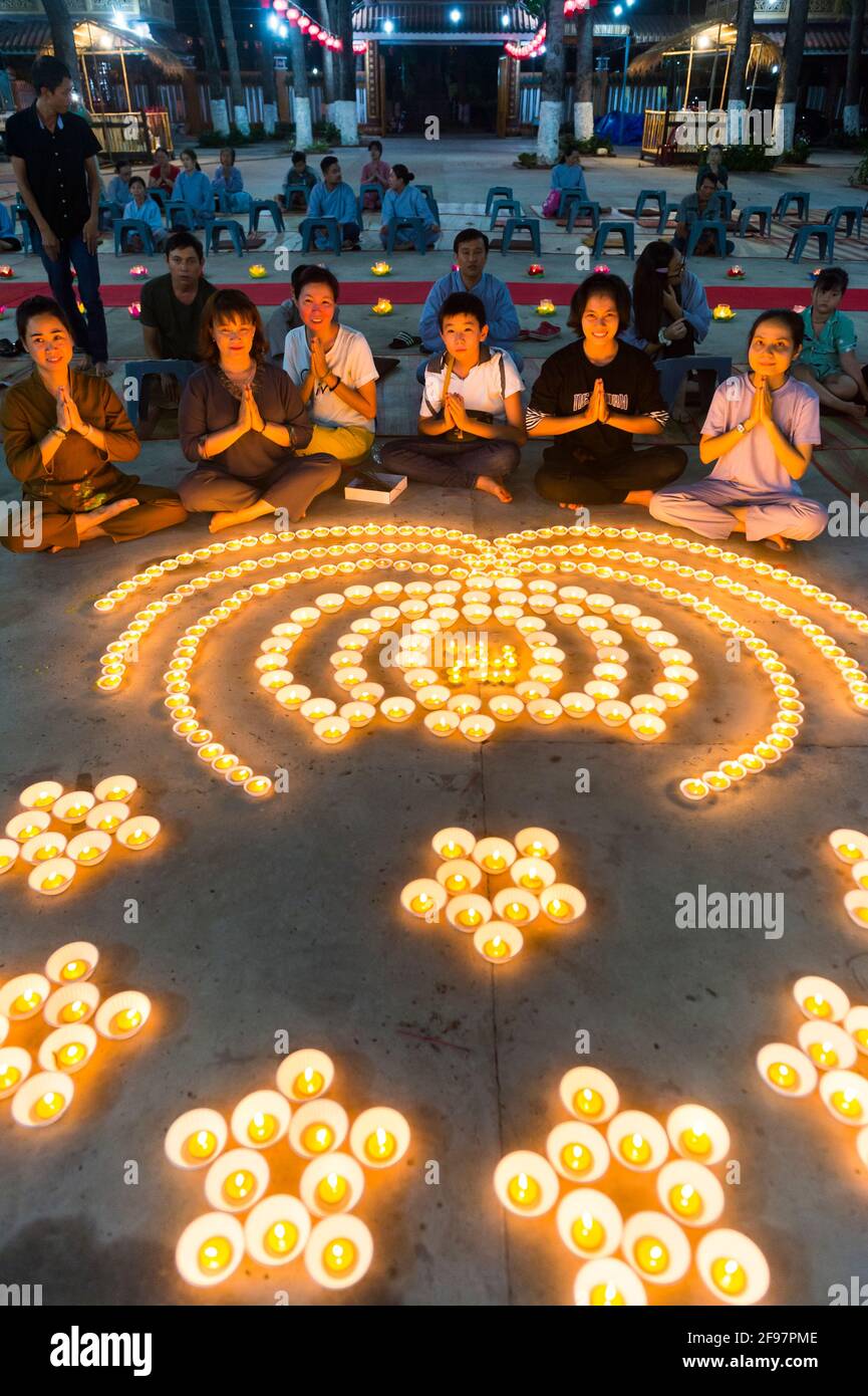 Vietnam, ho Chi Minh City, Chua Giac Lam Pagoda con la cerimonia di Vai Duoc su (Buddha di Medicina), credenti, preghiera, candele, ornamento Foto Stock
