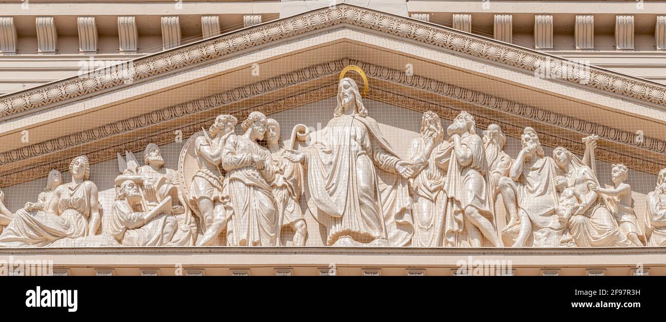 Vista panoramica delle sculture a bassorilievo della scena biblica al portale principale della chiesa evangelica San Nikolai a cielo blu, Potsdam, Germania, dettaglio Foto Stock