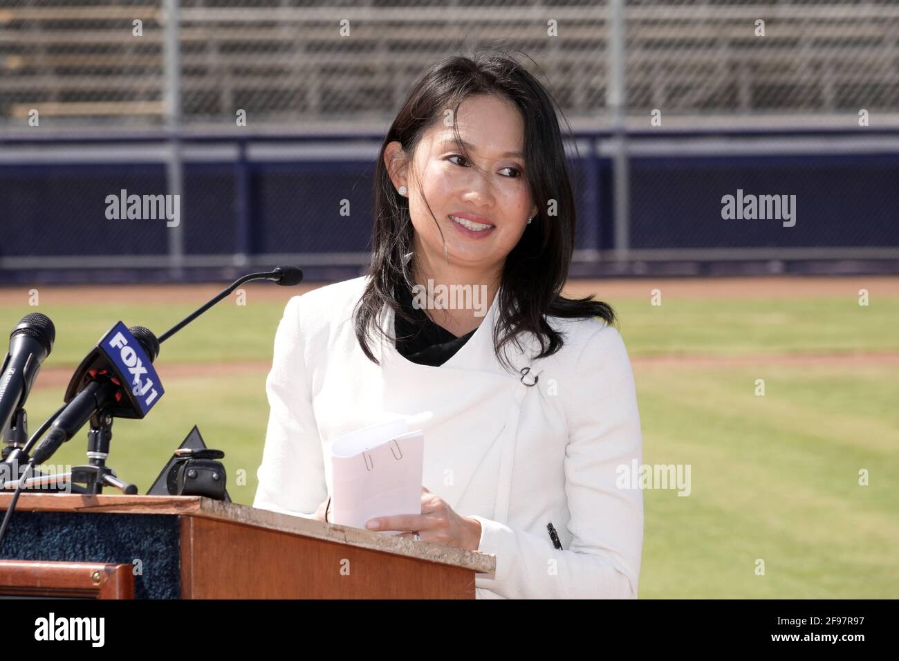 Parla Jean Lee Bagrus, direttore esecutivo della Fondazione per lo sviluppo giovanile MLB-MLBPA Durante un progetto di Los Angeles Dodgers Dreamfields cerem per il taglio del nastro Foto Stock