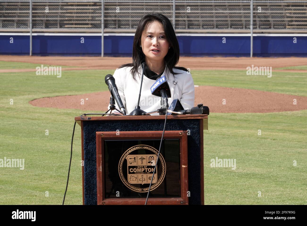 Parla Jean Lee Bagrus, direttore esecutivo della Fondazione per lo sviluppo giovanile MLB-MLBPA Durante un progetto di Los Angeles Dodgers Dreamfields cerem per il taglio del nastro Foto Stock