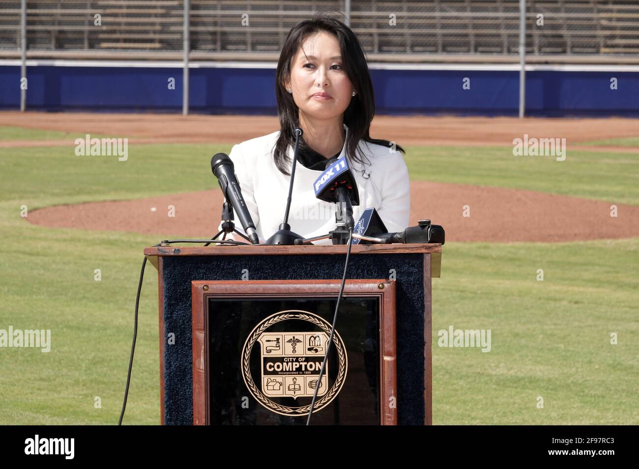 Parla Jean Lee Bagrus, direttore esecutivo della Fondazione per lo sviluppo giovanile MLB-MLBPA Durante un progetto di Los Angeles Dodgers Dreamfields cerem per il taglio del nastro Foto Stock