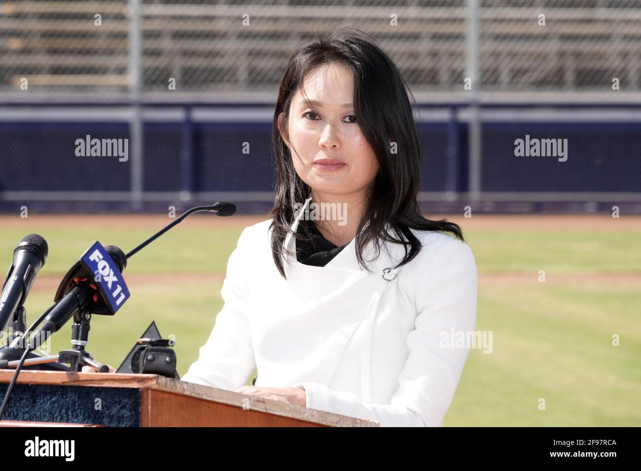 Parla Jean Lee Bagrus, direttore esecutivo della Fondazione per lo sviluppo giovanile MLB-MLBPA Durante un progetto di Los Angeles Dodgers Dreamfields cerem per il taglio del nastro Foto Stock
