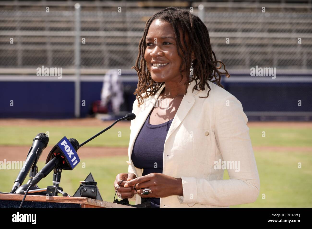 Ayo Robinson ha parlato ad una cerimonia di taglio del nastro della Dodgers Foundation di Los Angeles Dreamfields al Gonzales Park, giovedì 15 aprile 2021, a Compton, Circa Foto Stock