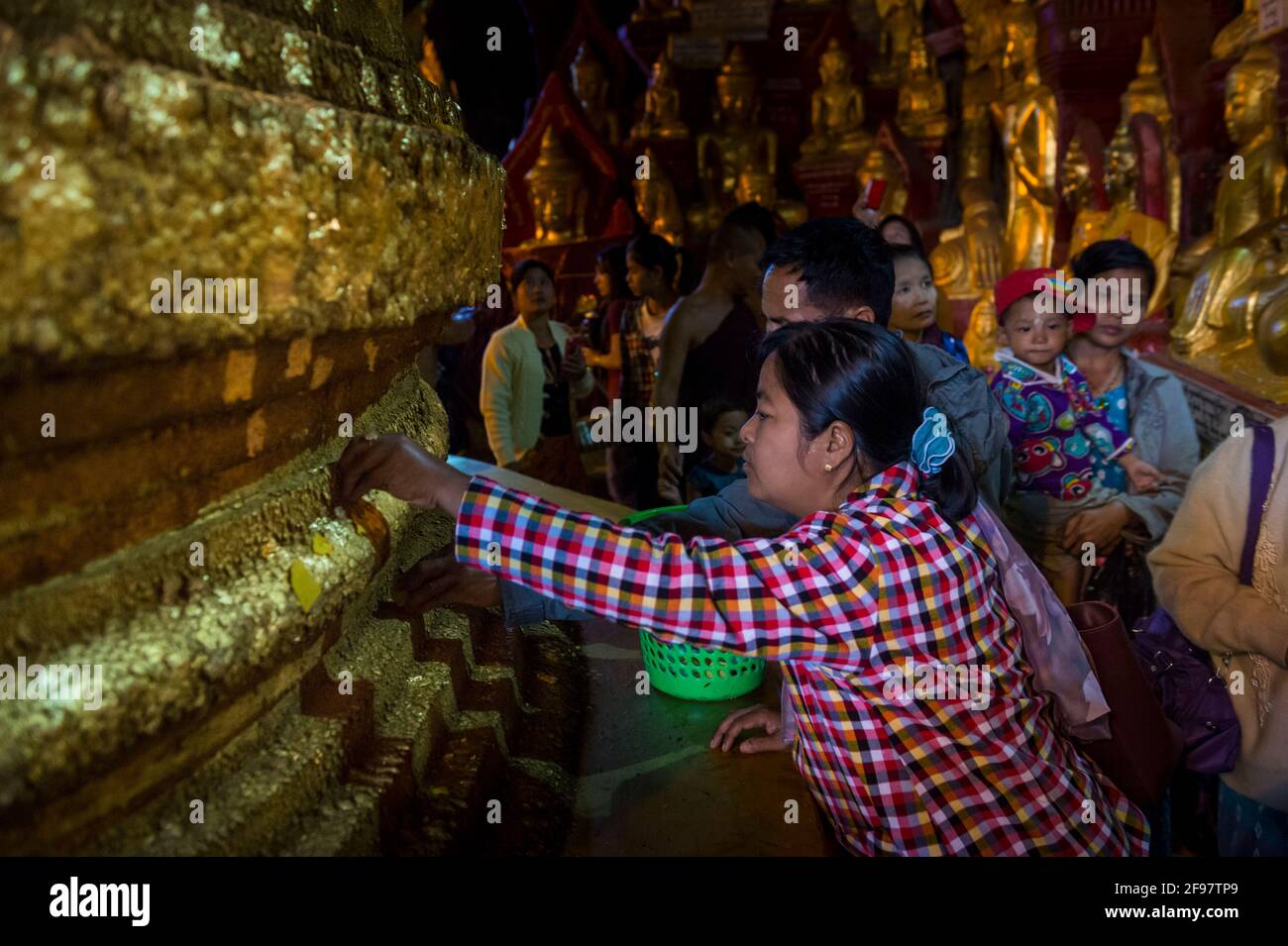 Myanmar, scene al lago Inle, le grotte di Pindaya con la Pagoda Shwe U min, credenti Foto Stock