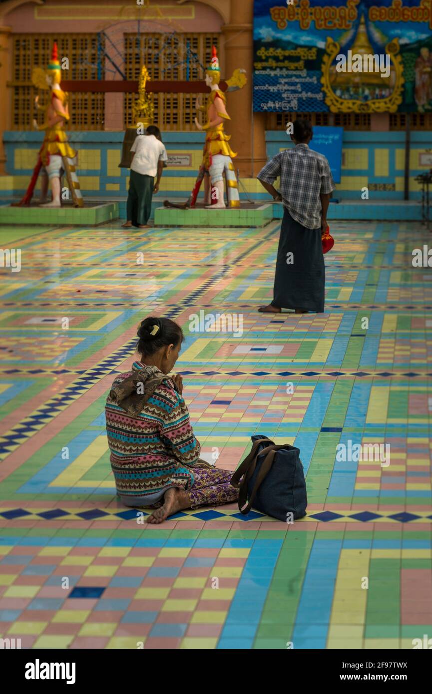 Myanmar, presto U Ponya Shin Pagoda, credenti Foto Stock