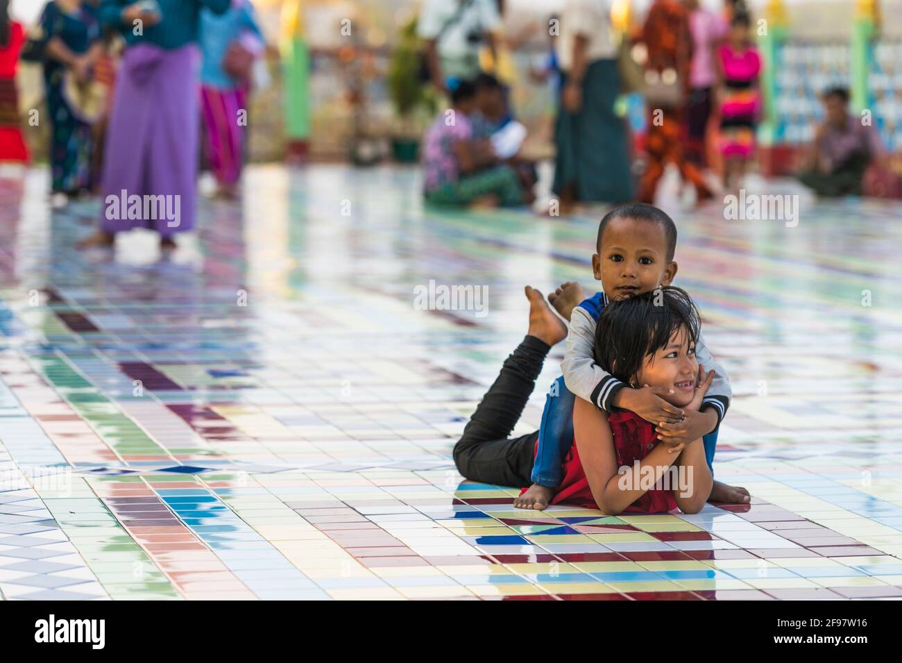 Myanmar, presto U Ponya Shin Pagoda, credenti, bambini, Foto Stock