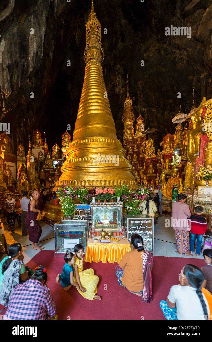 Myanmar, scene al lago Inle, le Grotte di Pindaya con la Pagoda Shwe U min, credenti, Foto Stock