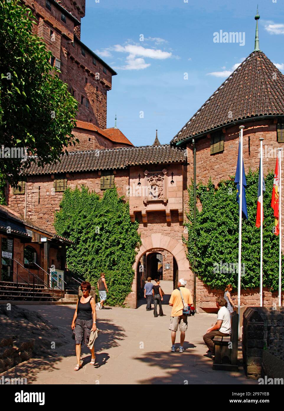 Haut-Koenigsbourg, ingresso, facciata, visitatori, Alsazia, Francia Foto Stock