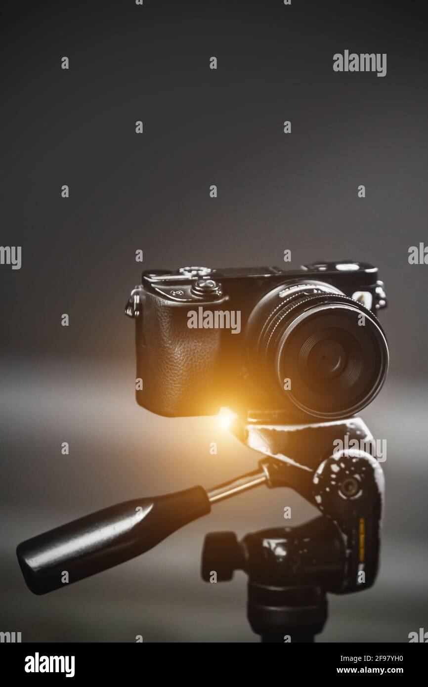 Fotocamera professionale su treppiede Foto Stock
