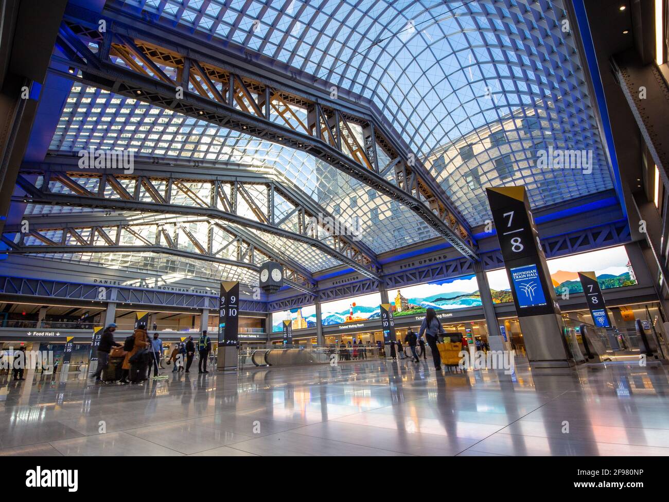 New York, NY - USA - 10 gennaio 2021: Immagine della sala principale del recentemente aperto Daniel Patrick Moynihan Train Hall, parte della New York Pennsylvania Station in N Foto Stock