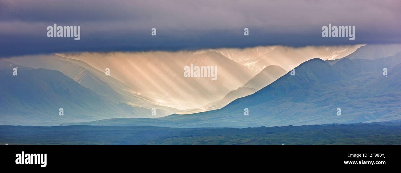 Mt. McKinley (Denali Mountain), il punto più alto del Nord America (20,320') visto dal lato ovest del Denali National Park & Preserve, Alaska, USA Foto Stock