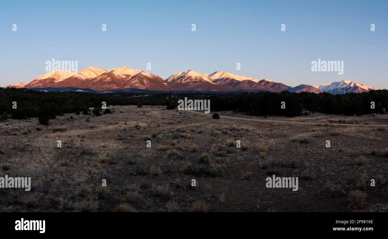 Vista panoramica a ovest delle cime innevate della Collegiata, Sawatch Range; Montagne Rocciose; da vicino Rt. 285 e Buena Vista, Colorado, Stati Uniti Foto Stock