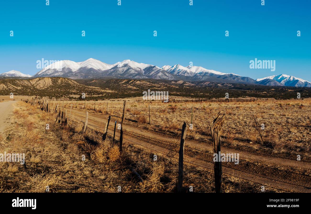 Vista panoramica a ovest delle cime innevate della Collegiata, Sawatch Range; Montagne Rocciose; da vicino Rt. 285 e Buena Vista, Colorado, Stati Uniti Foto Stock