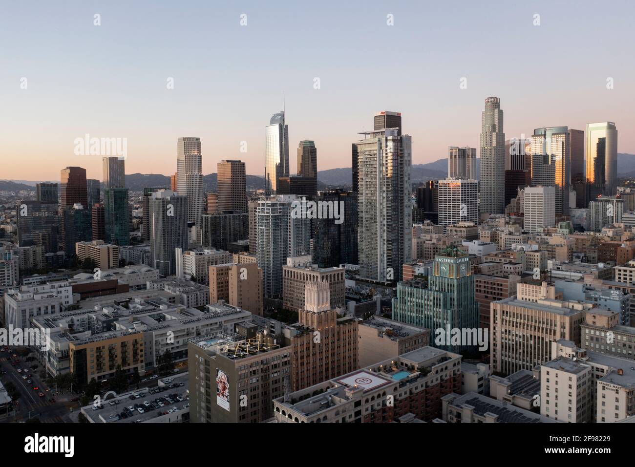 Riflessioni serali sui grattacieli del centro di Los Angeles in colori tenui Foto Stock
