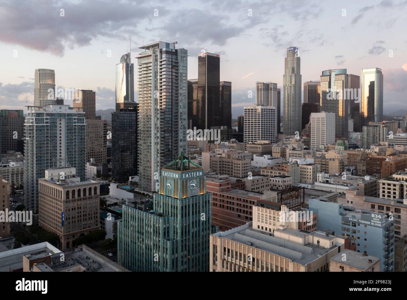 Torri del centro cittadino di Los Angeles con il distintivo Eastern Building Foto Stock