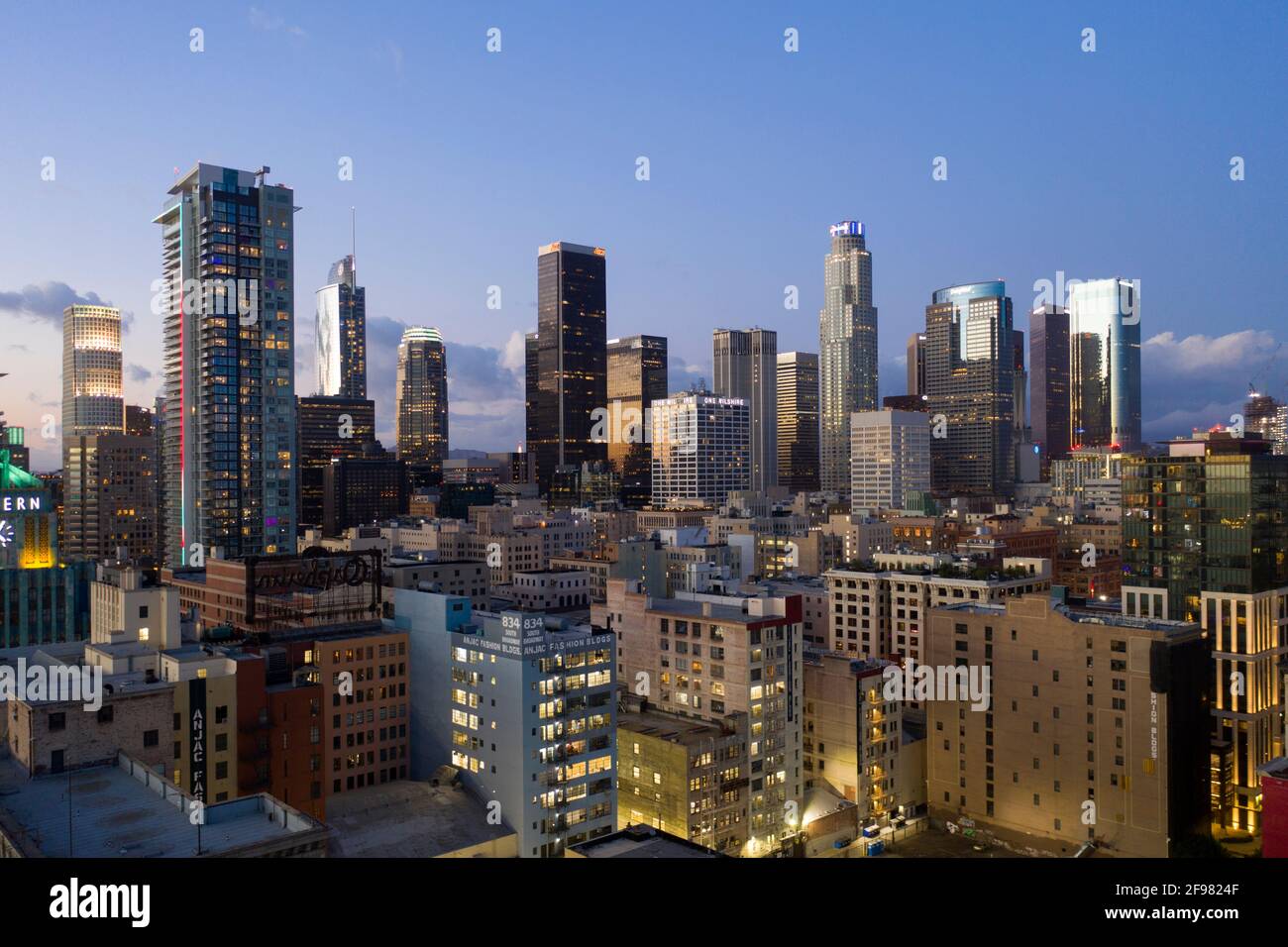 Vista del centro di Los Angeles mentre le luci si accendono al tramonto Foto Stock