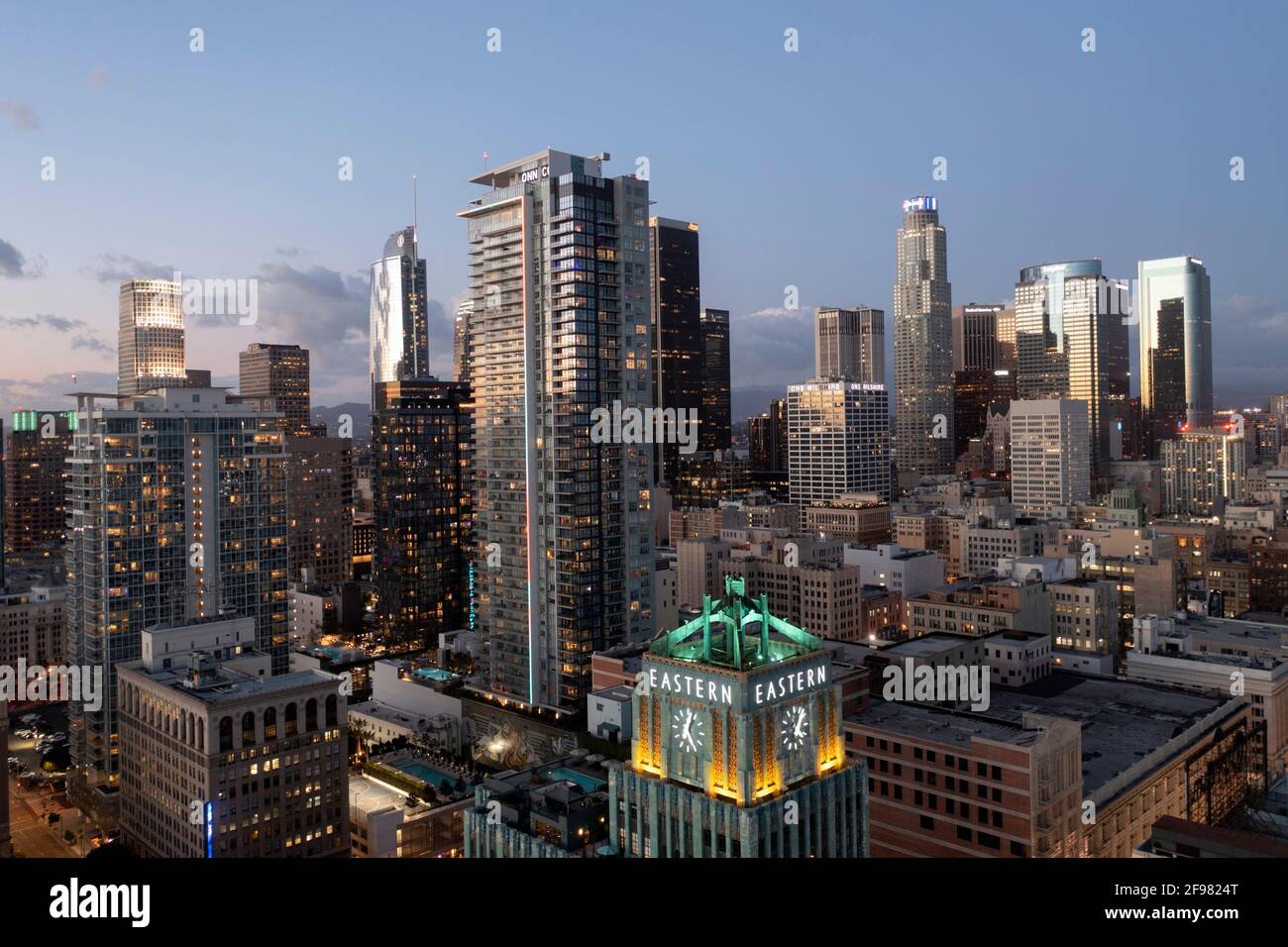 Centro storico del centro di Los Angeles con l'edificio orientale e. skyline della città al tramonto Foto Stock
