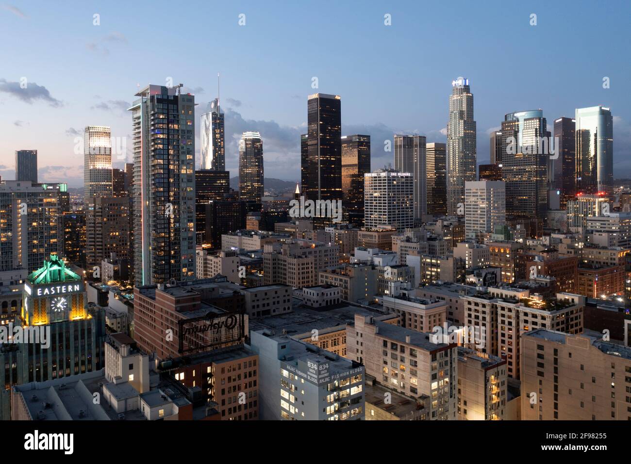 Centro storico del centro di Los Angeles con l'edificio orientale e. skyline della città al tramonto Foto Stock