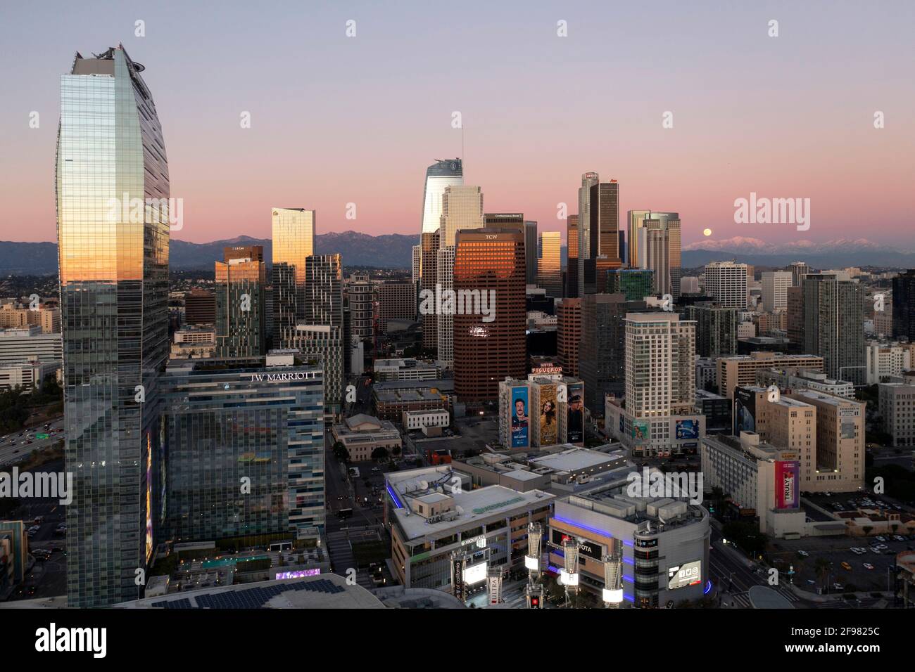 Crepuscolo con luna che sorge sulle montagne dietro il centro di Los Antenna skyline di Angeles Foto Stock